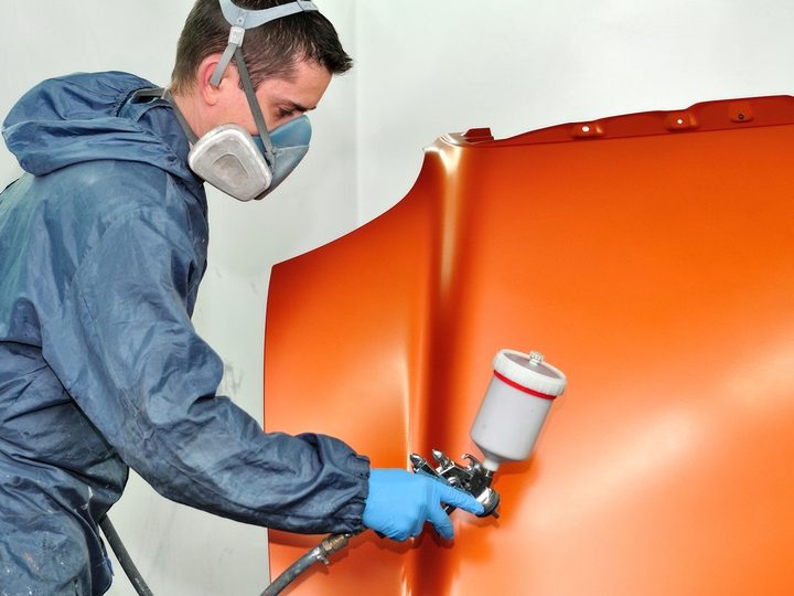 Wir stellen hohe Qualit&auml;tsanforderungen mit modernster Ausr&uuml;stung und dem n&ouml;tigen Platz, um den Anforderungen gerecht zu werden. Mit Hilfe von UV-Technik sind unsere fachkundigen Mitarbeiter in der Lage, auch kleinere Sch&auml;den unkompliziert und in k&uuml;rzester Zeit zu beseitigen.